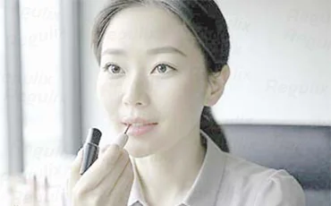 女性使用护肤产品 - 进口普通化妆品备案服务